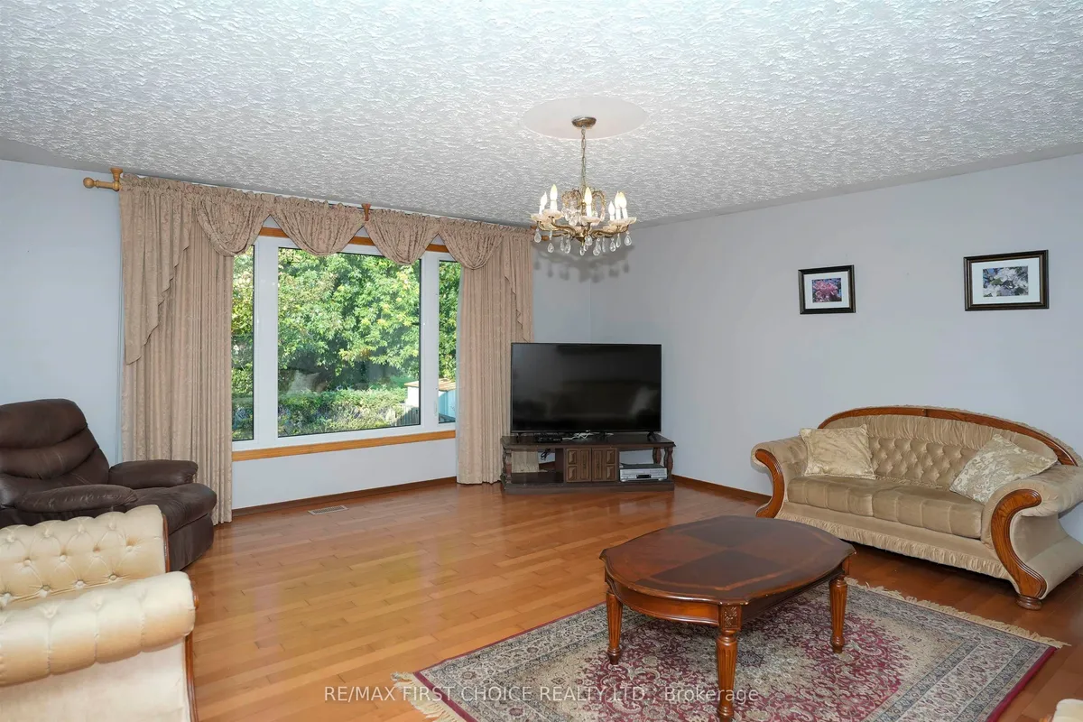 Detached in Thunder Bay