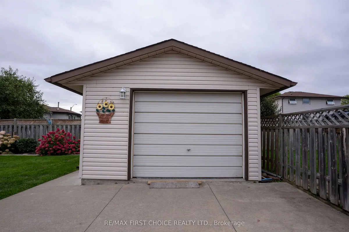 Detached in Thunder Bay
