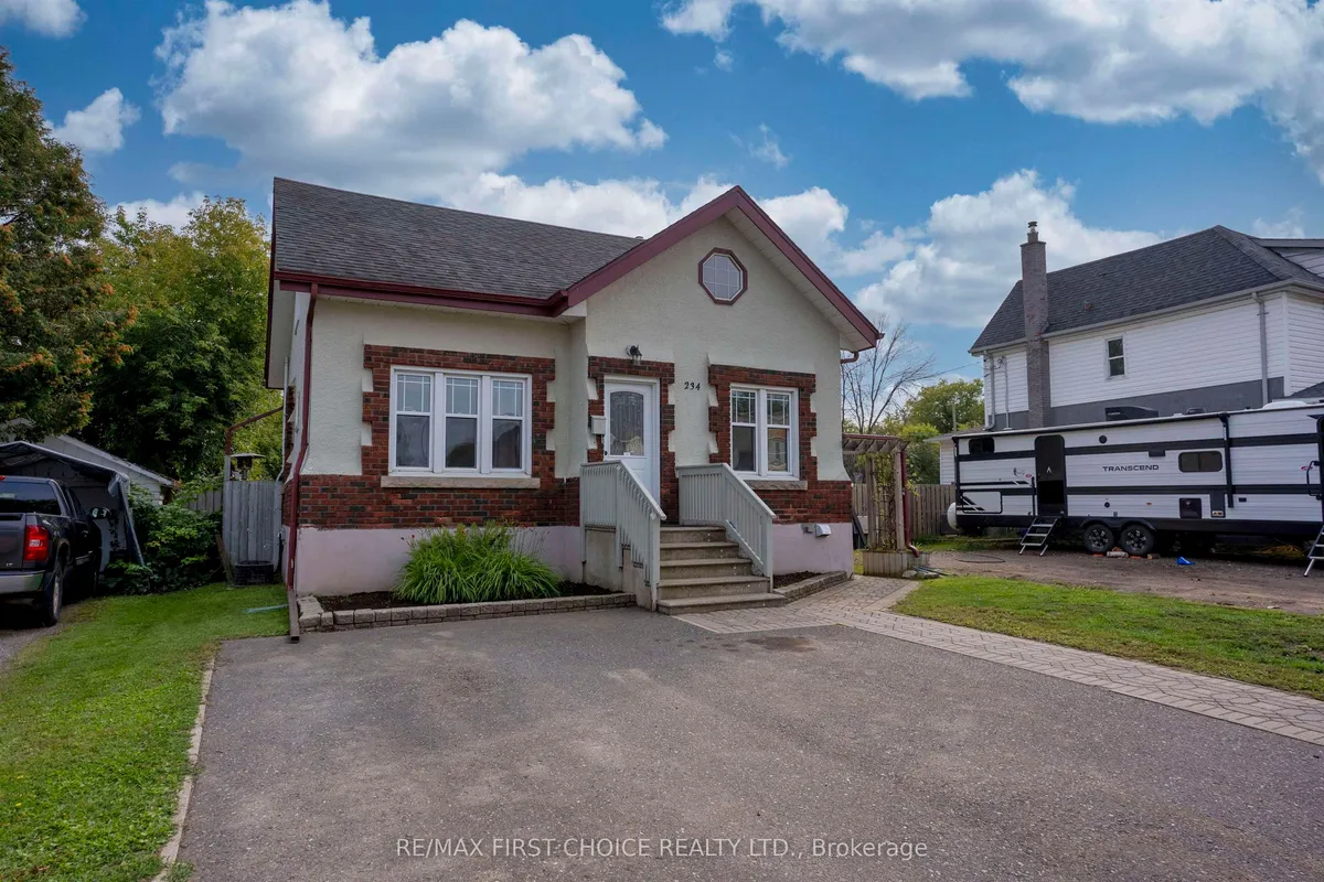 Detached in Thunder Bay