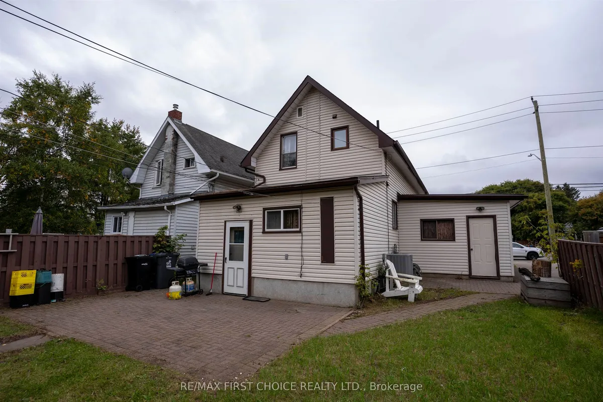 Detached in Thunder Bay