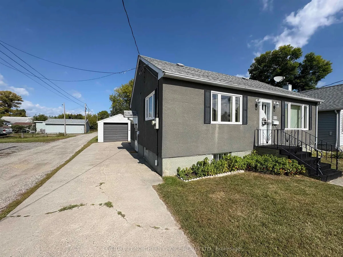 Detached in Fort Frances