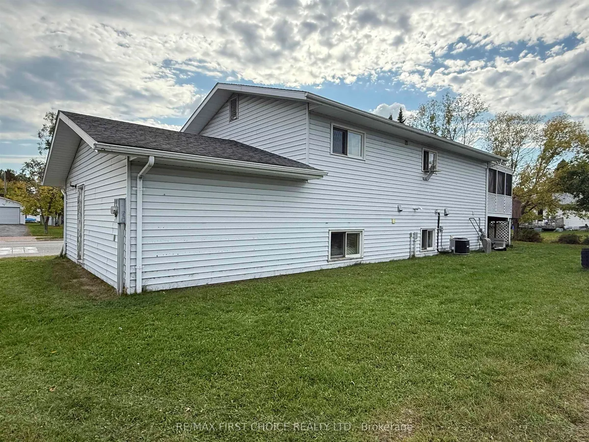 Detached in Dryden