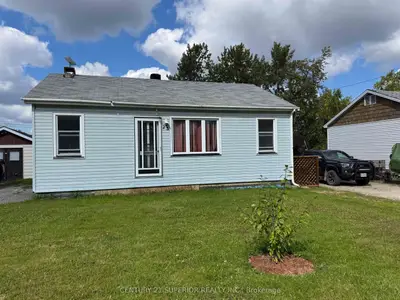 Detached in Manitouwadge