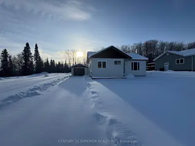 Detached in Manitouwadge