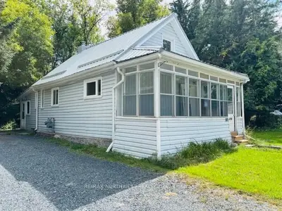 Detached in Kenora