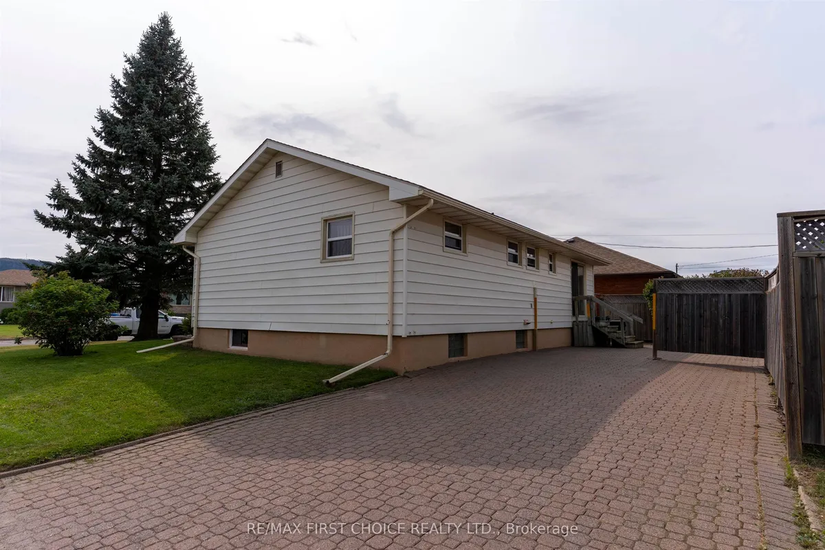 Detached in Thunder Bay