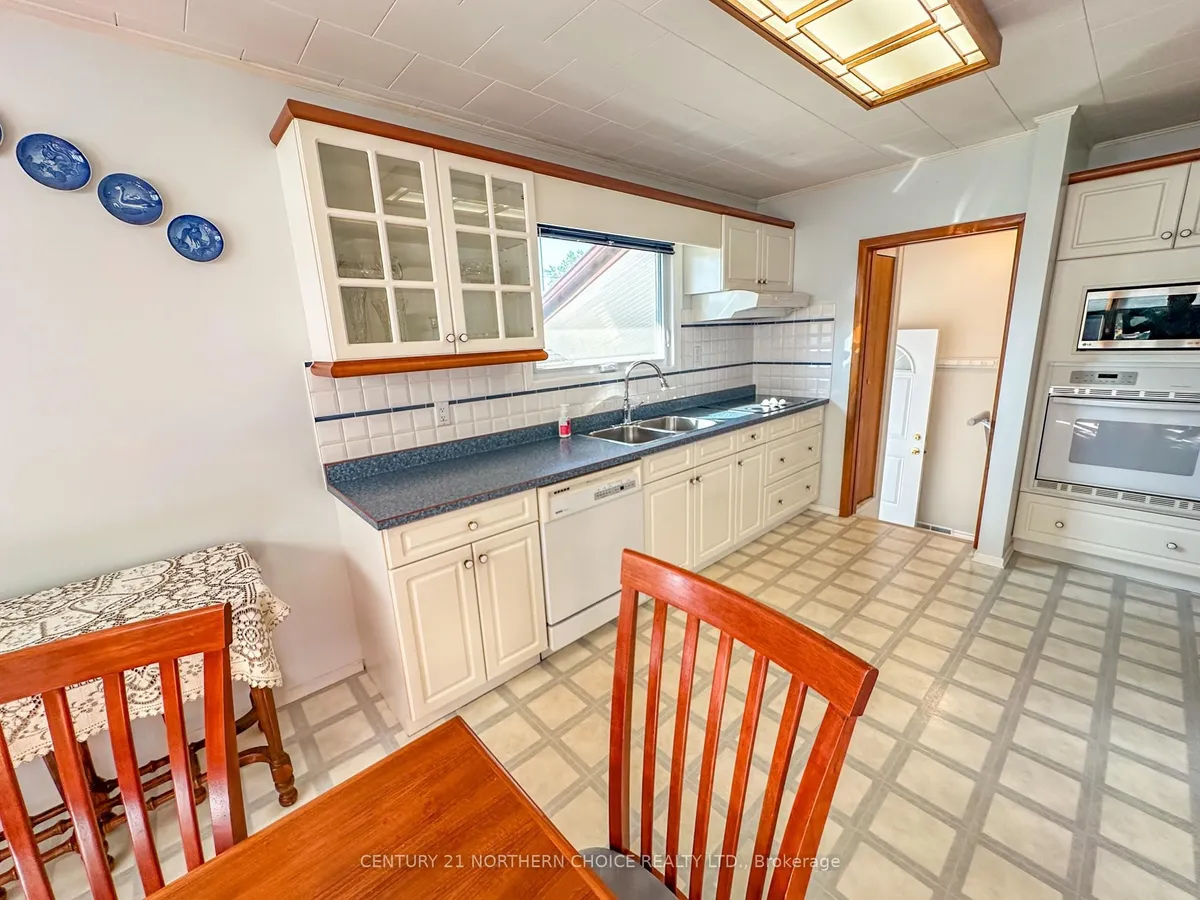 Detached in Kenora