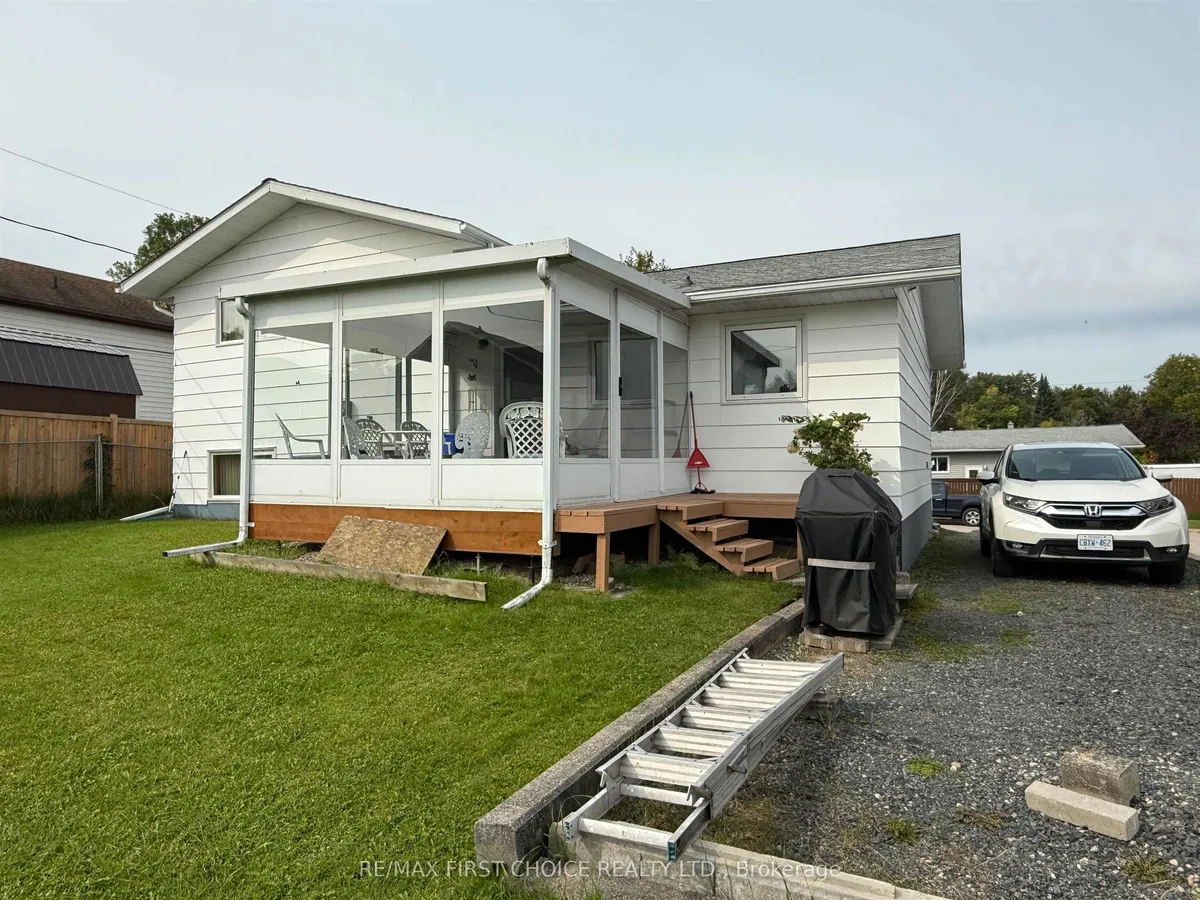 Detached in Dryden