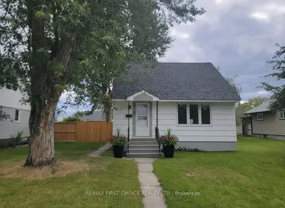 Detached in Fort Frances