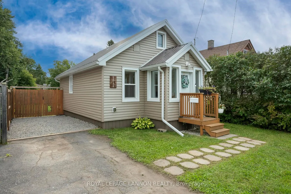 Detached in Thunder Bay