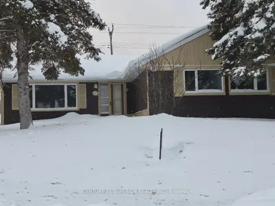 Detached in Manitouwadge