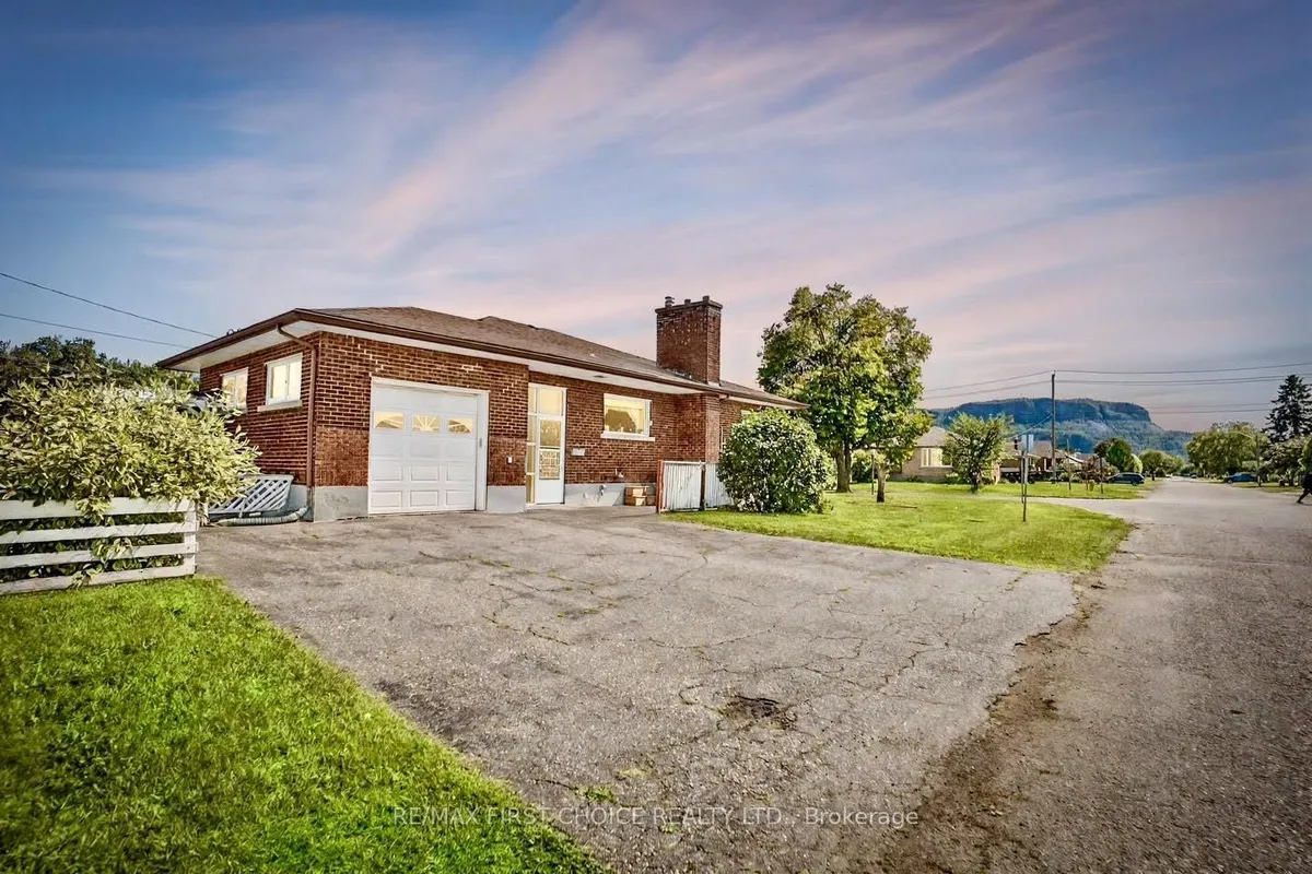 Detached in Thunder Bay