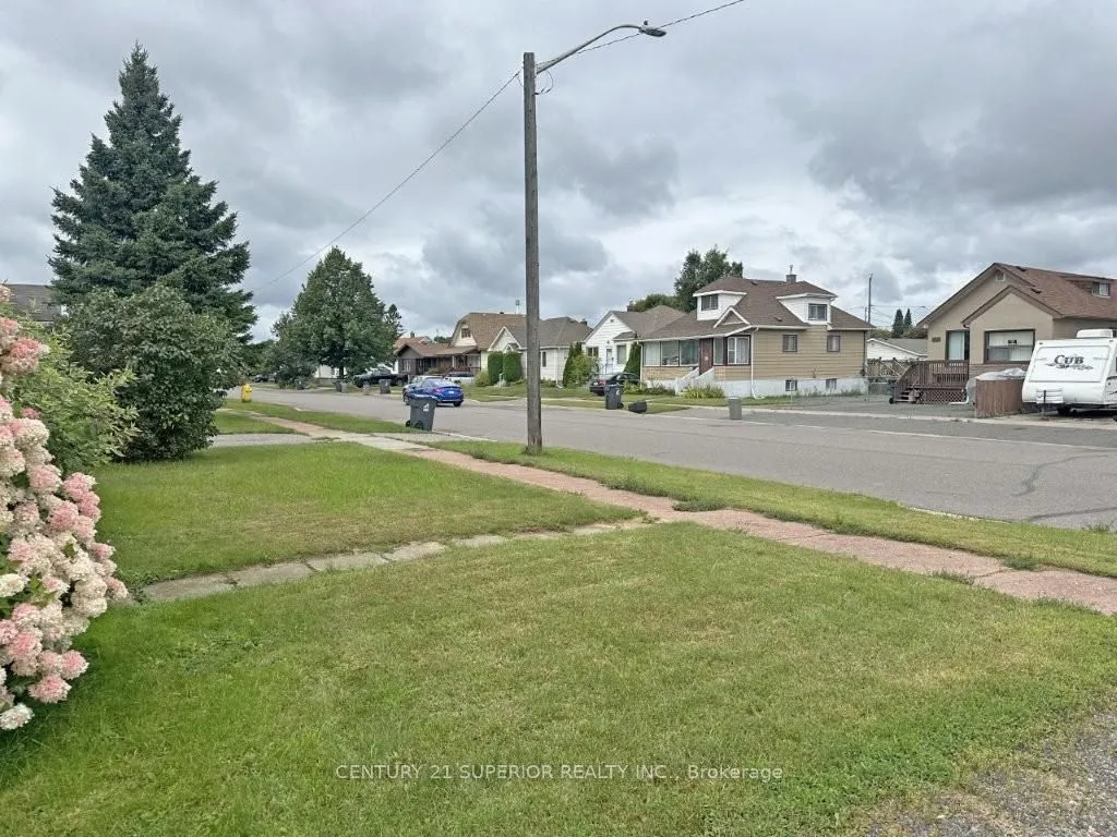 Detached in Thunder Bay