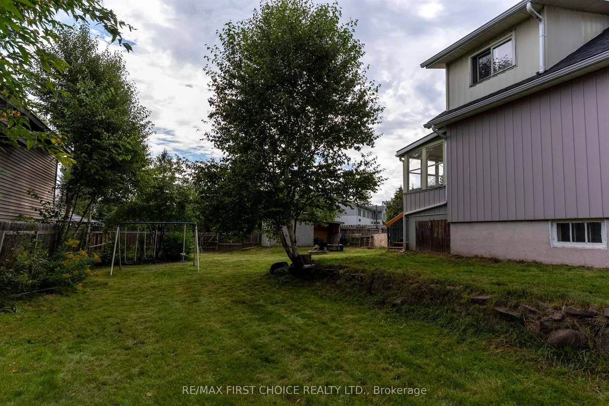 Detached in Thunder Bay