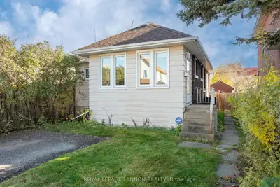 Detached in Thunder Bay