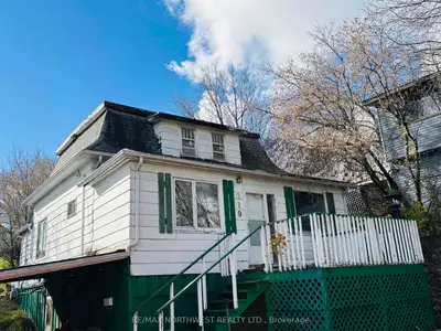 Detached in Kenora