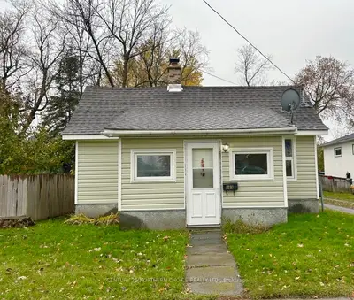 Detached in Fort Frances