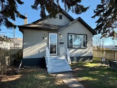 Detached in Thunder Bay