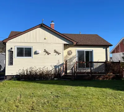 Detached in Manitouwadge