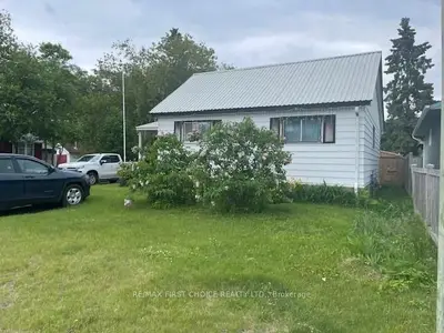 Detached in Thunder Bay