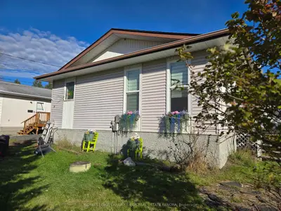 Detached in Kenora