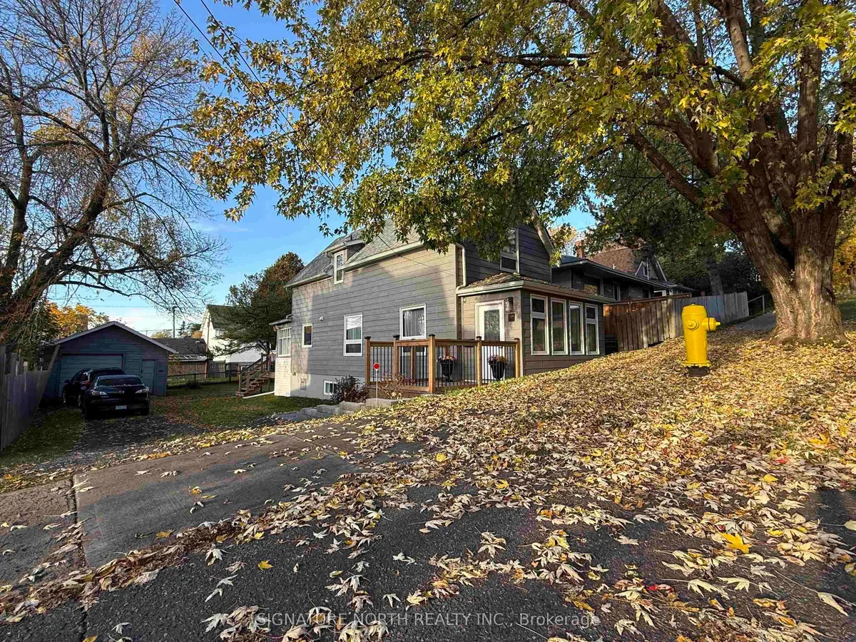 Detached in Thunder Bay