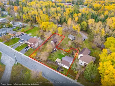 Detached in Kenora