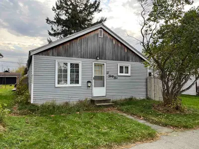 Detached in Fort Frances