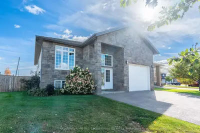 Detached in Thunder Bay