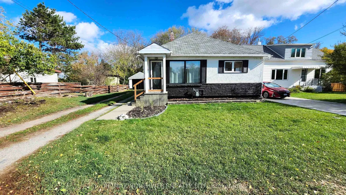 Detached in Kenora