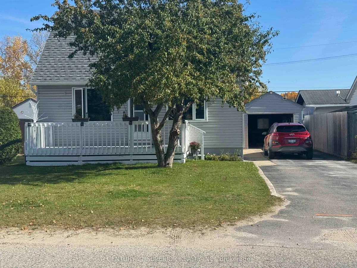 Detached in Manitouwadge