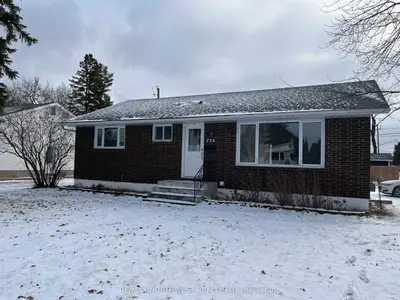 Detached in Fort Frances