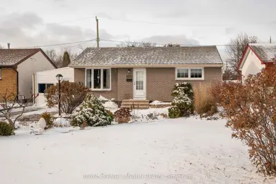 Detached in Thunder Bay