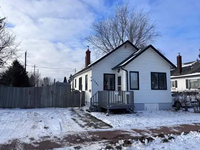 Detached in Thunder Bay
