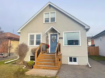 Detached in Thunder Bay
