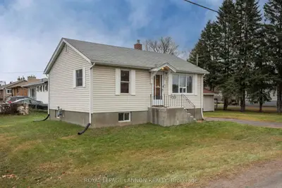 Detached in Thunder Bay