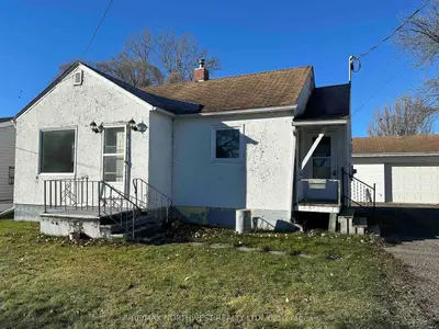 Detached in Fort Frances