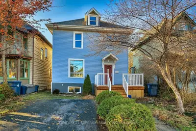 Detached in Thunder Bay