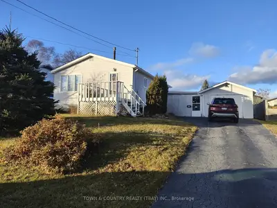 Detached in Thunder Bay