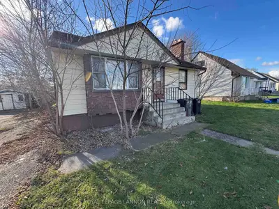 Detached in Thunder Bay