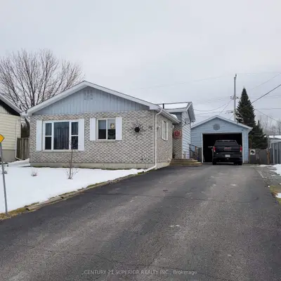 Detached in Manitouwadge