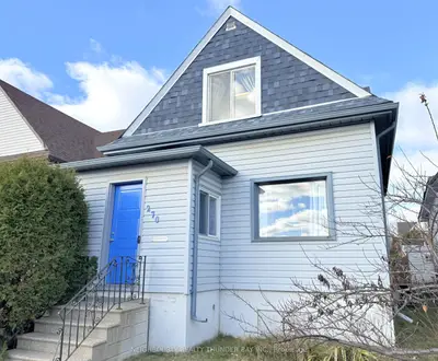 Detached in Thunder Bay