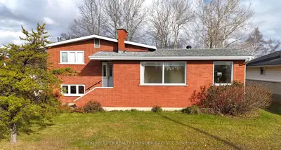Detached in Thunder Bay