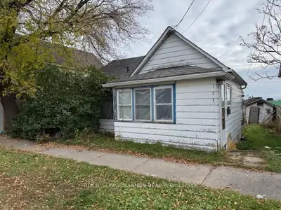 Detached in Thunder Bay