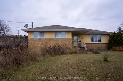 Detached in Thunder Bay