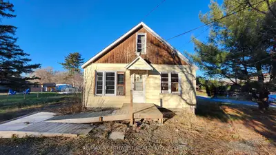 Detached in Kenora