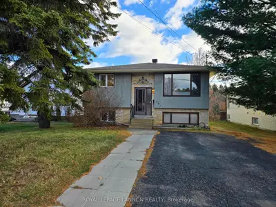 Detached in Thunder Bay