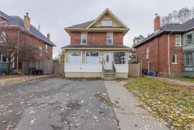 Detached in Thunder Bay