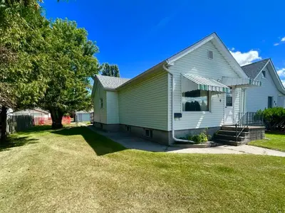 Detached in Fort Frances
