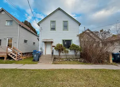 Detached in Thunder Bay
